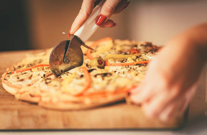 cutting pizza